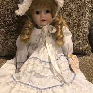 BRINN’S musical vintage doll -it’s a small world